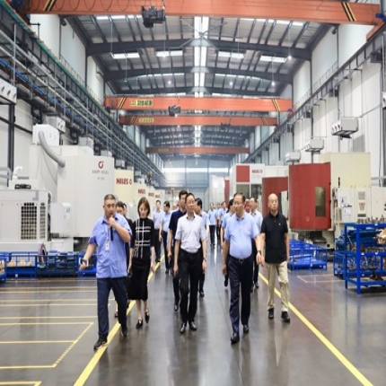 金湖縣委書記賀寶祥率黨政代表團(tuán) 參觀泰隆科技產(chǎn)業(yè)園