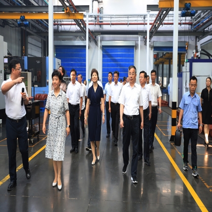 泰州市市長(zhǎng)萬(wàn)聞華走訪參觀泰隆科技產(chǎn)業(yè)園